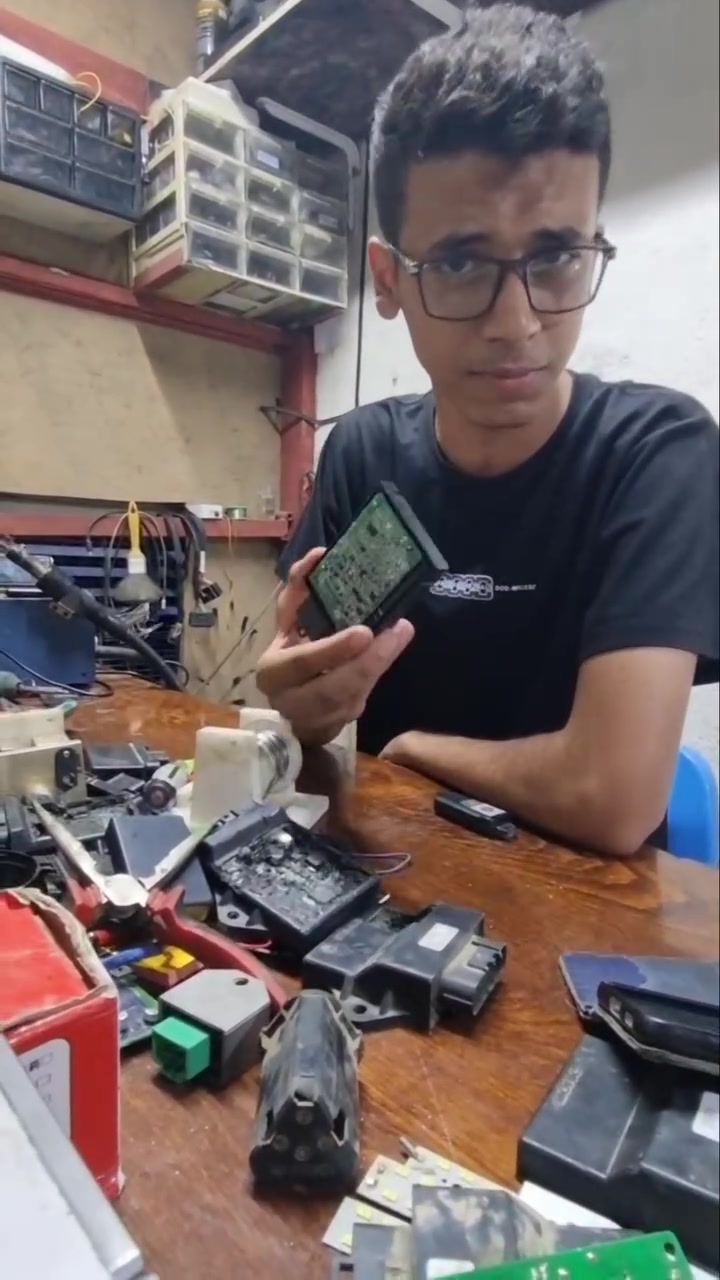 السلام عليكم .زبون من واسط ارسل لنا scu Tmax ...عقل بصمه سبق ونشرنا تصليحه لكن هنا نصيحه لكم مني ...اظافة بصمة احتياط بدون فك اي كفر ...تجنبك عطل عقل البصمه ....مدينة الصدر شارع الفلاح قطاع 30...***********
