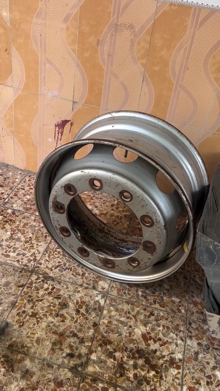 السلام عليكم ويل حجم ٢٢ونص نضيف وجمغلات الفينيه المكان العماره***********
