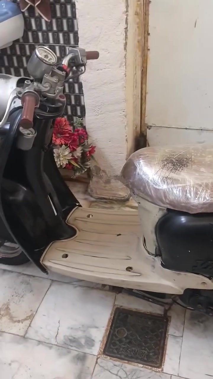 السلام عليكم اخوان دراجه مصريه البيع الدراجه كامله اي نقص ما بيه دراجه خير من الله تخبل الشراي ***********
