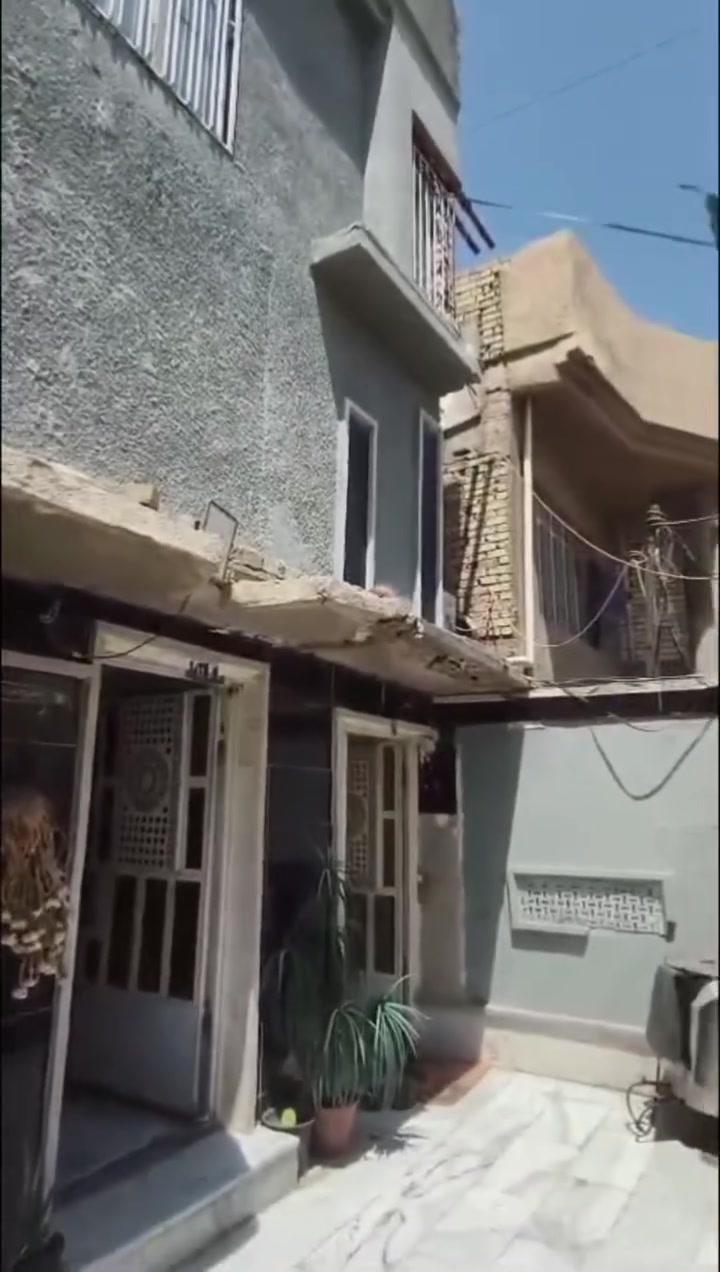 سلام عليكم دار لبيع المساحه 150متر طابو مالك سعر 165مليون طاقين يحتوي عله مدخلين وخمس غرف نوم واستقبل شعب ديوان***********
