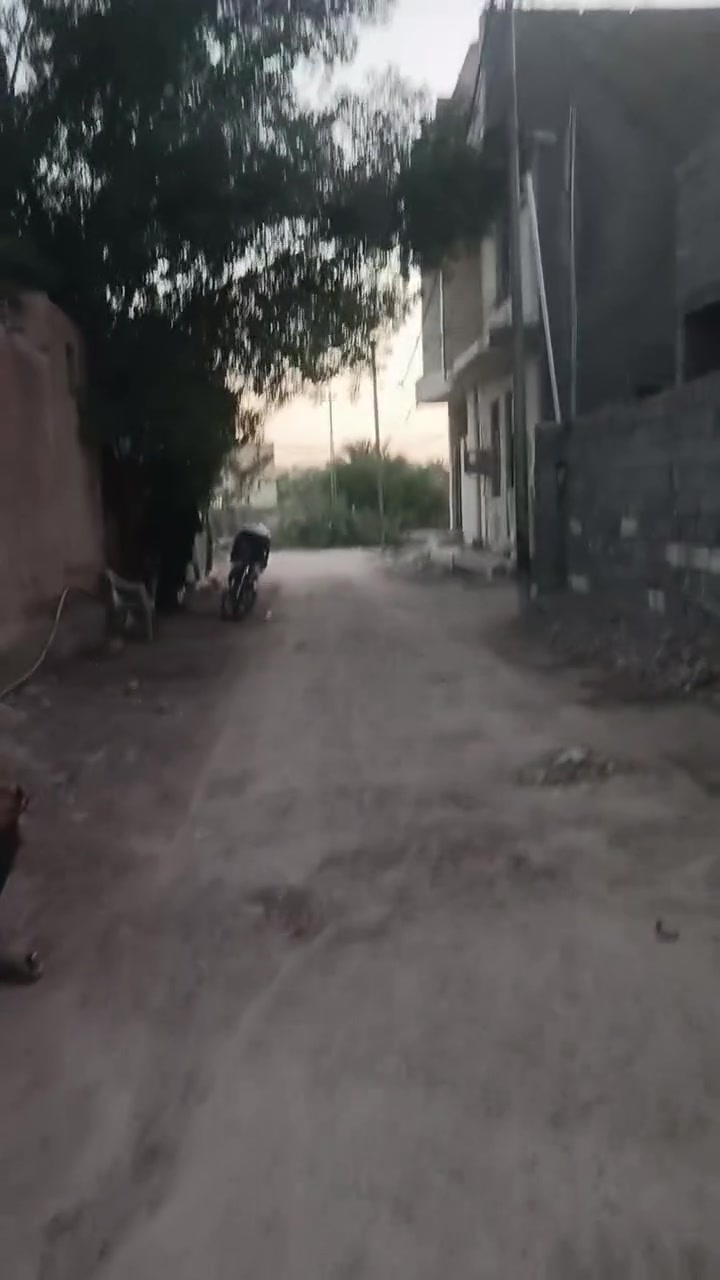 السلام عليكم بيت طابقين للبيع 
واجهه 7 ونص ونزال 11
مساحتة ٨٤ متر 
حي الحوراء من نزلة الكاظي وتجي علي مقابل عامود 40 شارع بغداد كربلاء 
البيت ركن 
الطابق الارضي صحيات خارجيه 
استقبال مفتوح على الصاله 
صاله وغرفه نوم ومطبخ +صحيات داخلية.
الطابق الثاني غرفه كبيرة وصالة وصحيات.
+ سطحين 
طابو زراعي سند ٢٥ 
اعتذر الصوت مقطوع بالفيديو 
*********** للاستفسار اكثر 
أو مراسلة بالخاص 
علما السعر مناسب 
ويباع مع الاثاث في حال رغبة المشتري ..
