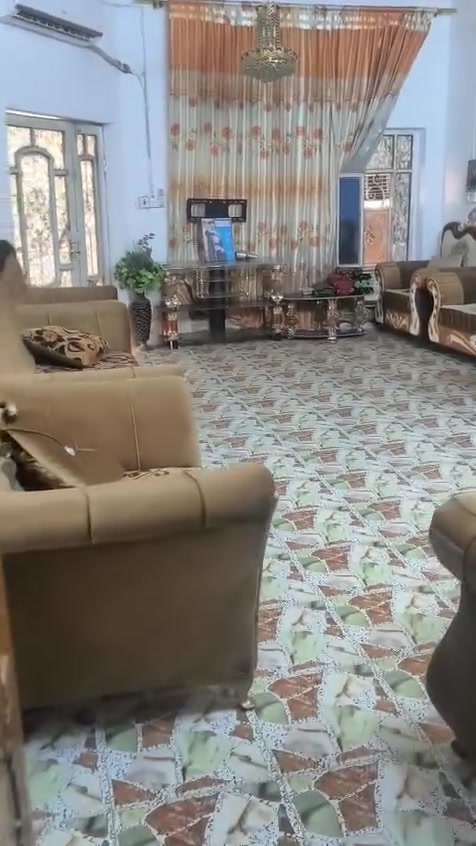 ياالله اللهم صل على محمد وال محمد 
دار مع مساحة الأرض 1000 متر طابو صرف زراعي تحويل مباشر 
يتكون الدار من ثلاثة غرف نوم+ استقبال+ مطبخ+ كليدور+صحيات وانتو بكرامه+كراج للسيارات+ حديقة+سقيفة للسيارة الدار بناء 2015 تم إعادة ترميم الدار قبل شهرين بالإضافة يوجد حقل ابقار خلف الدار مع مساحة أرض تحتوي على مجموعة من النخيل والاشجار وأيضا برينه ماء لغرض السقي متوفرة جميع الخدمات ماء وكهرباء وتبليط واسواق ومدرسه ابتدائيه متوسطة ثانوية العنوان حله الشارع الرابط بين شارع 100 وبزل حجي علي تنزل على الفرعي بجهة أسواق المنكوشي مسافة 350 متر من الشارع الرابط لحد الدار للااستفسار الاتصال على الرقم (***********) السعر 200 مليون وقابل للتفاوض
