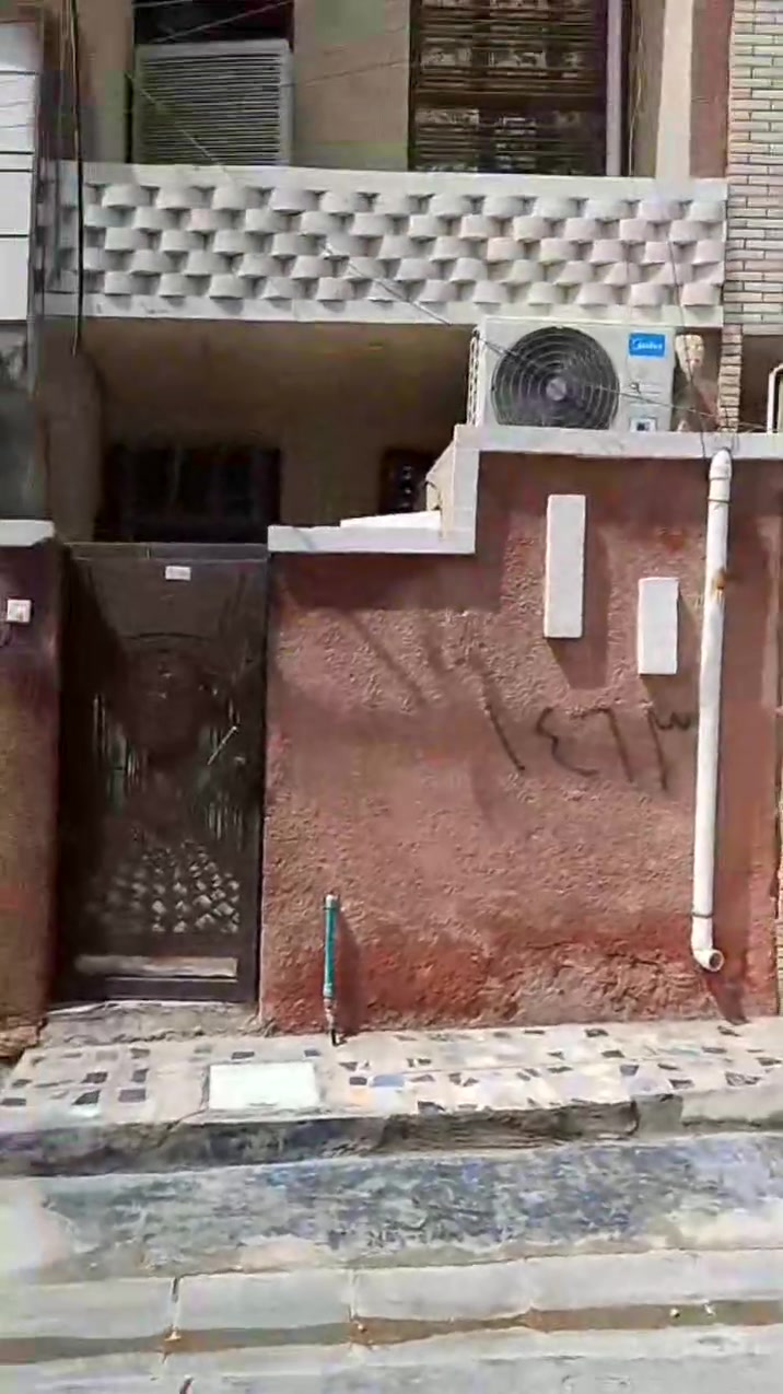 سلام عليكم بيت للبيع مساحة 50متر طابق ونص واجها 3.34نزال15 موقع الدار الخطيب الزراعي شارع الحشد بالفرع الي مقابيل اسواق بغداد السعر 72وبي مجال للاستفسار اكثر خاص او اتصال ع *********** بي واتساب
