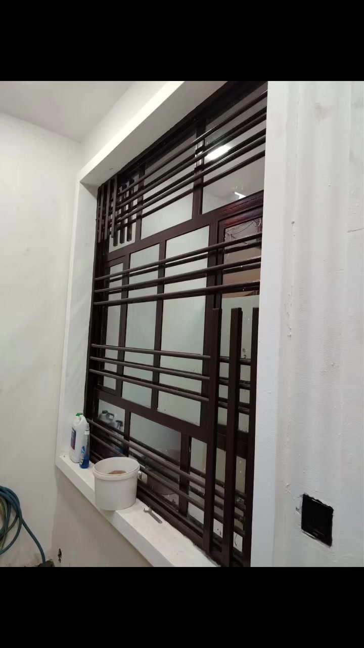بيع سريع بدون دلاليه
🏡 للبيع — بيت زيرو | حي تونس – آفاق عربية

📍 الموقع: حي تونس – آفاق عربية، خلف شركة تويوتا
📐 المساحة: 60م² — واقع حال 4×16
💰 السعر: 160 مليون
📜 طابو زراعي ملك صرف — سند 25، إنذار كاتب عدل

✨ بيت زيرو، بناء شخصي مو بناء مقاول
مع احترامي لجميع المقاولين 🤍

🏠 مكوّن من 4 طوابق + سطح، ويحتوي على 5 غرف نوم:

🔹 الأول: طرمة واستقبال، مطبخ بارد، مطبخ حار، خدمات، غرفة نوم.
🔹 الثاني: غرفتان نوم، خدمات، بلكونة.
🔹 الثالث: غرفة، هول، بلكونة.
🔹 الرابع: بيتونة + قاعة ممتدة على طول البيت.
🔹 السطح: على إيد صاحب البيت.

⚡ المنطقة مخدومة بالكامل: ماء، مجاري، تبليط وكهرباء من جميع الجهات.

🛋️ البيع شامل الأثاث بالكامل.

🔥 بيت جديد ومرتب، مناسب للسكن والاستثمار.

📲 للاستفسار والمعاينة: واتساب فقط
***********

💰 السعر: 160 مليون قابل للتفاوض للجادين فقط.
