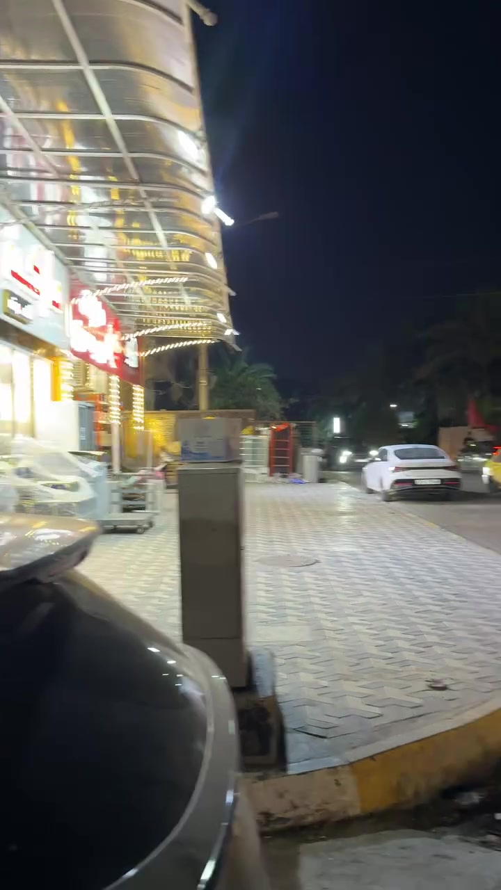 🔹دار تجاري للإيجار التجاري – موقع مميز (ركن تجاري بواجهتين)
📍 الموقع: بغداد – الحرية – شارع زين العابدين، مقابل ماركت حجي حسين.

🔹 مواصفات العقار:

 ● المساحة: 125 م².
 ● الواجهة: 11 متر.
 ● بناء مسلح سنة 2008.
 ● **ركن تجاري على شارعين **.
 ● رصيف كبير جداً.

🔹 تفاصيل البناء:

الطابق الأرضي:

 ● طارمة.
 ● استقبال كبير.
 ● مطبخ واسع.
 ● غرفة.
 ● صحيات عدد (1).

الطابق الأول:

 ● 3 غرف.
 ● صحيات عدد (1).
 ● سطح كبير.

🔹 مخصص للاستثمار التجاري فقط (ليس للسكن)، ويصلح لـ:

 ● معهد تدريس.
 ● مركز كوزمتك أو عيادات تجميل.
 ● شركة أو مكتب.
 ● روضة أطفال صغيرة.
 ● أو أي مشروع تجاري أو خدمي مشابه.

🔹 ملاحظة: العقار ليس مخصصًا للسكن، ويؤجر للاستثمار التجاري فقط.

📞 للاستفسار عن الإيجار يرجى التواصل على الخاص أو عبر رقم الهاتف. ***********
