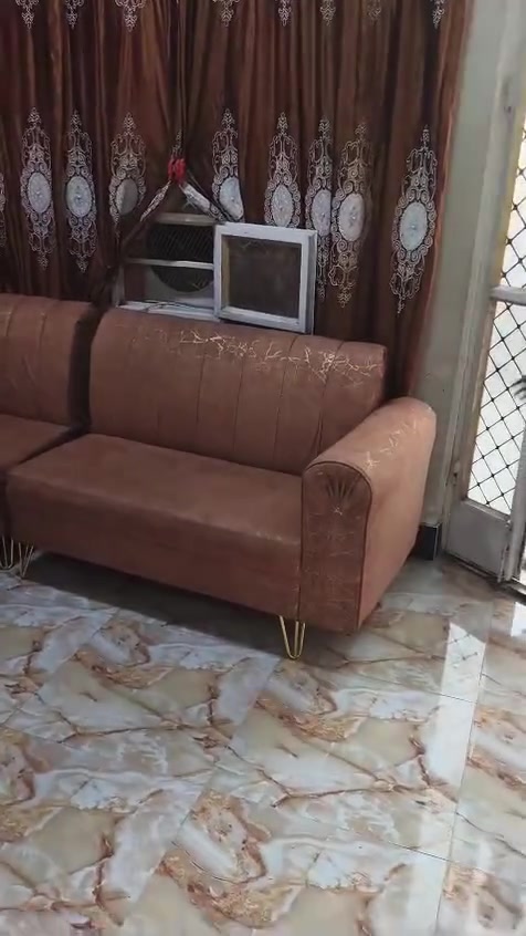 السلام عليكم ديوان خمس قطع عشر مقاعد استخدام شي قليل سعره مناسب للاستفسار ***********واتساب 
ملاحضه اشعندك اشتري
