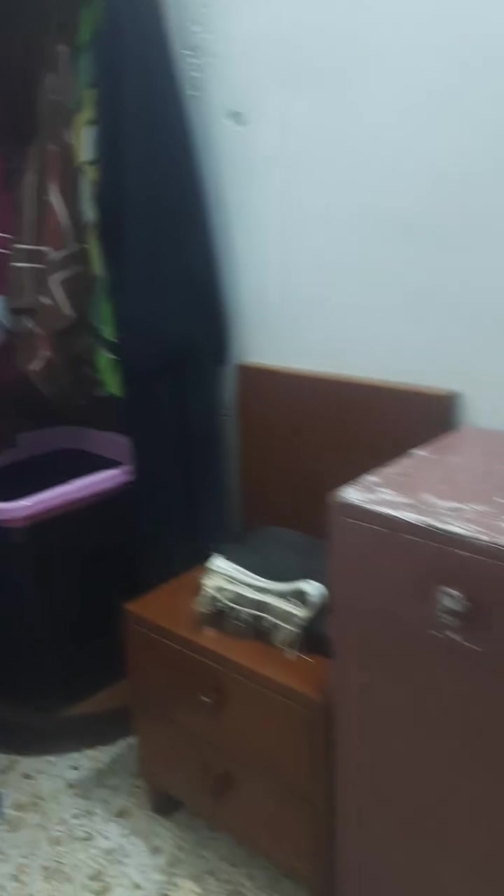 عندي غرفة نوم عراقية للبيع وسرير طابقين وميز وكرسين للبيع  مكاني شارع فلسطين ***********

نص مكتوب في الصور:
- السعر ٢٠ الف
- ٧٥ ألف