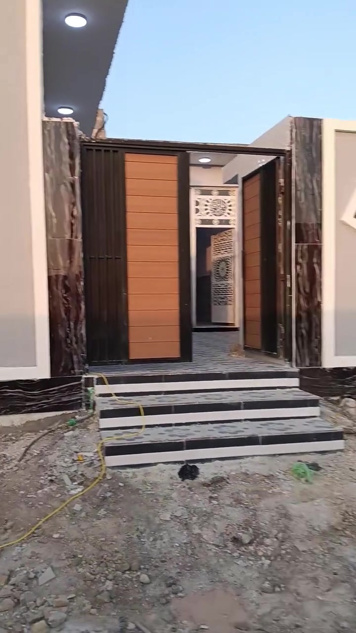 سلام عليكم بيت لبيع ناصريه بل صخيين شارع فايز البدري مساحته 150متر لبيت كامل شراي انتصل سعره مناسب ***********
