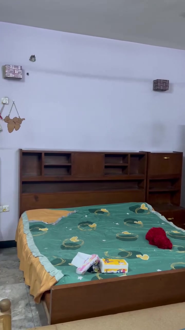 سلام عليكم غرفة للبيع   مكان بغداد  الغرفة متكونة من خمس قطع  الرقم الهاتف ***********
