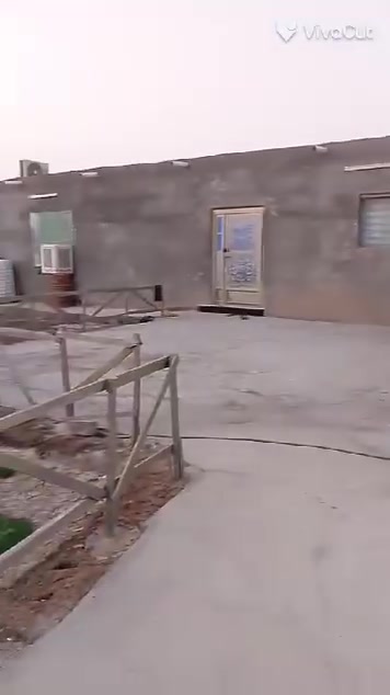 بيت زراعي للبيع المساحه 400 متر  يتكون من استقبال وغرفه وصاله ومطبخ حار ومطبخ بارد وحمام داخلي صحيات خارجيه
يبعد عن الشارع التبليط حوالي ٣٠٠ متر ماي وكهرباء السعر ٣٥ وبيه مجال *********** العنوان حي فدك السعداويه طريق ال عواد
