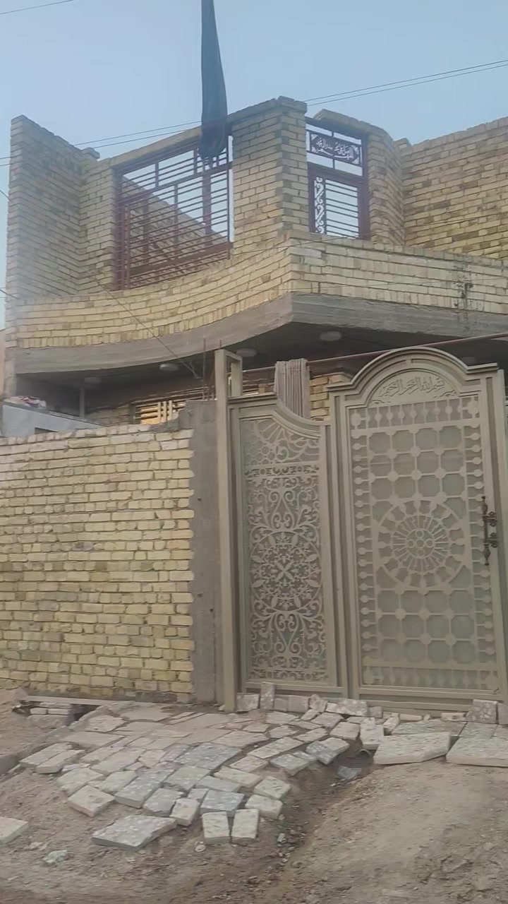 يالله اللهم صلي على محمد وال محمد بيت للبيع مساحته ٢٠٠ متر سند ٢٥ تفاصيل أكثر داخل الفيديو العنوان كربلاء  الحولي خلف المعارض للاستفسار *********** عقارات تاج القمه شارع أربعين مقابيل الطابو السعر ١٠٨ مليون مع المجال
