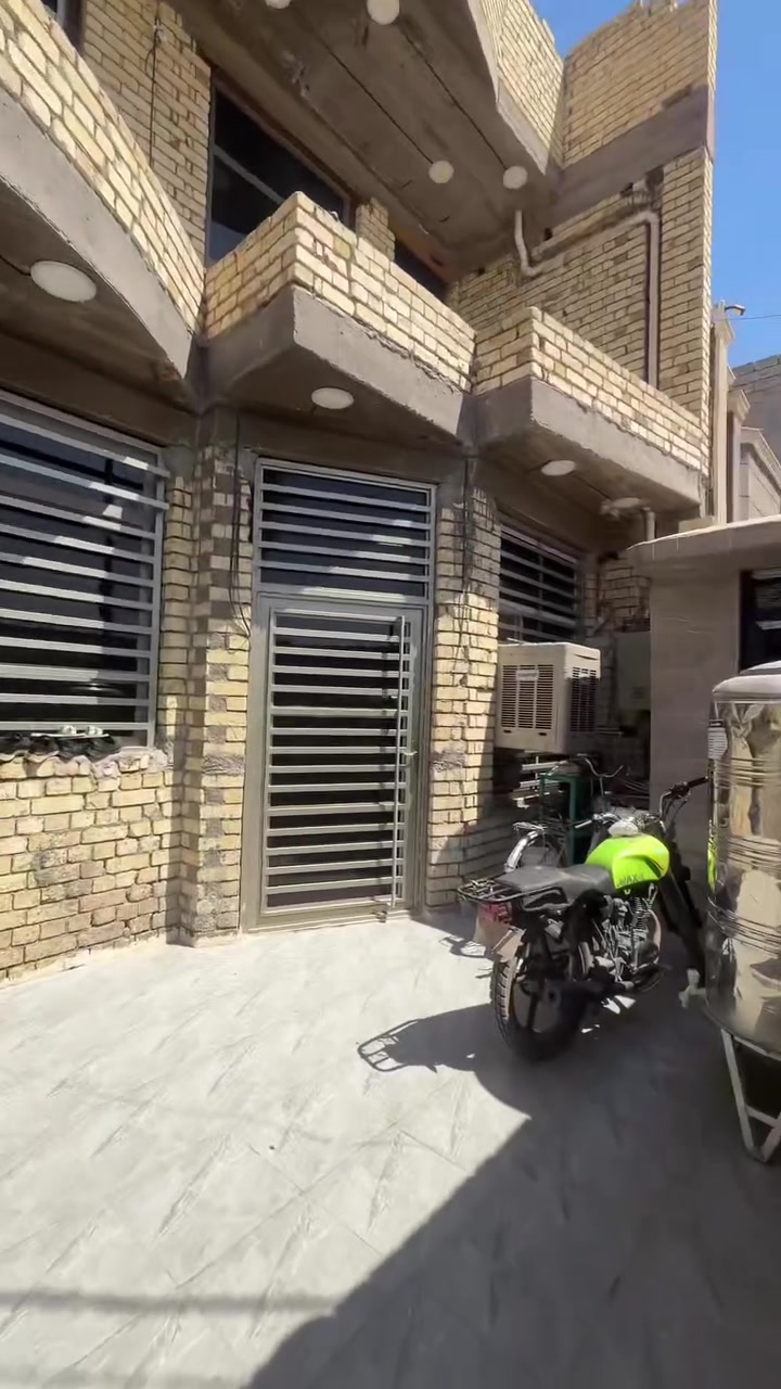 سلام عليكم
بيت البيع طابقين بغداد المحموديه طليطله الزراعي عالشارع العام مقابيل القادسيه 

المساحه : 150 متر 
واجهه : 7
نزال : 21.5
يحتوي على 5 غرف نوم و 3 حمامات ومطبخ بارد ومطبخ حار 
بناء 2026 لا يحتوي اي نقوصات 
ماء كهرباء كامل 
السعر : 160 مليون و بي مجال 
للتواصل : ***********-***********
