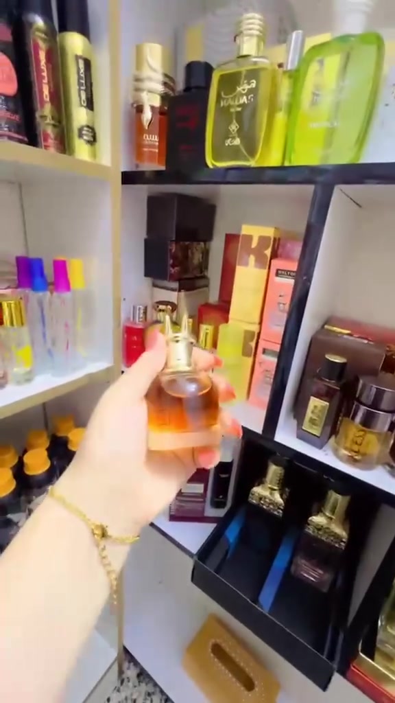 اني صاحبة كوزمتك وعطور نسائية ورجالية(جاهز_وزيتي سيسيات)ومتوفر توصيل لكل محافضات العراق الي يحب يراسلني واتس اب📞: ***********
