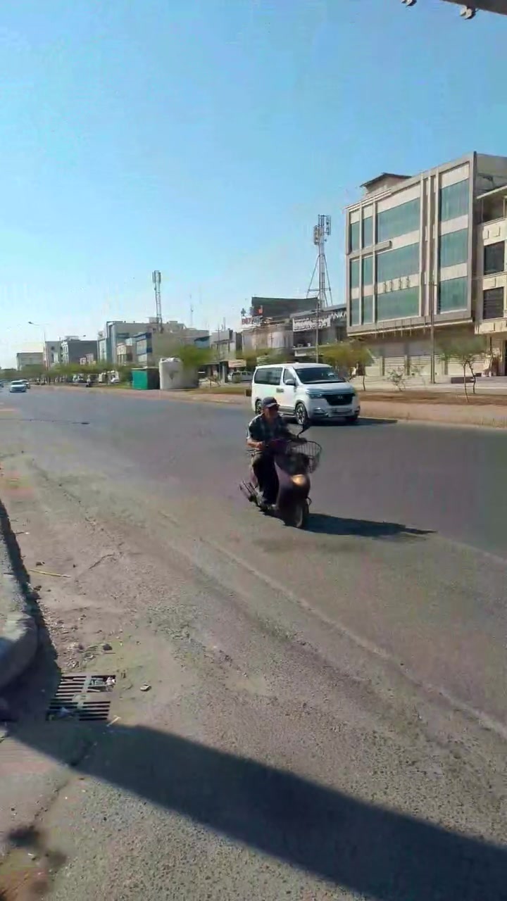 السلام عليكم بيت للبيع طابو صرف في المشراق القديم فرع مجمع سبع سنابل  تقاطع مستشفى المواساة يطل على شارعين الاول 14تموز والاخر شارع المشراق الجديدوالقديم البيت متكون من 2غرفه وديوانيه وهول كبير ومطبخ وصحيات البيت قديم محتاج تعديل او تعتبره قطعه المساحه بالطابو 104 اما المساحه الي مبني عليها البيت 118 شارع مقرنص وتبليط للاستفسار الاتصال *********** واتساب فقط صاحب العقار
