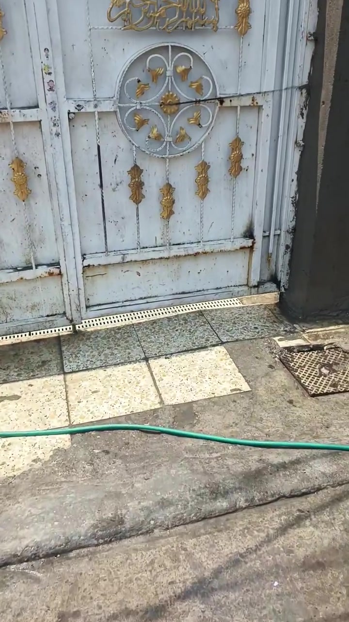 بيت للبيع المساحه 110
الواجه 5 ونص والنزال 20
يحتوي على 3 غرف نوم البيت 
استقبال ومطبخ وحمامات داخليه وخارجيه كامل مامحتاج اي شي كاشي من البيتونه لباب البيت 
الشارع تبليط بلباب ماء وكهرباء وكافة الخدمات 
حي البساتين قرب ثانوية الاسوار 
للاستفسار الاتصال ***********
