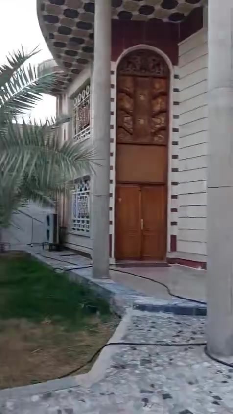 بيع للبيع في حي الوحده المساحة 350 متر مربع - بناء 2012
الطابق الاول : غرفتين- صاله- هول- كليدور- صحيات -منور
الطابق الثاني  :غرفتين- بيتونه- صحيات
الاتصال***********
