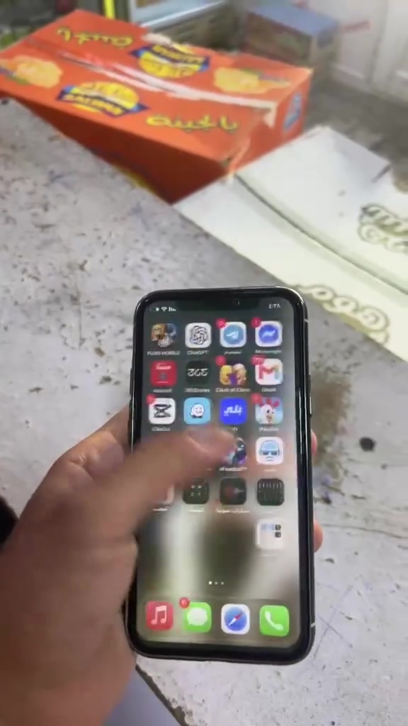 ايفون ١١ برو مثل ماواضح صهرا
مبدل شاشه وبطاريه اصليات 
سعره ٢٠٠ وبي مجال للشراي بطاريه٧٦ تنسه اصرف
***********

