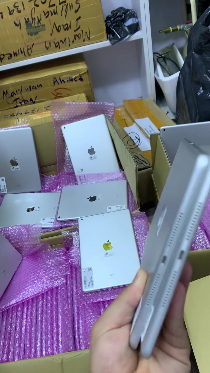 السلام علیك ئازیزانی مووبایلی مریوان📱📲
کردي | عربي🇮🇶

السلام علیك 📱

🍎 iPad 7 (2019) | 32GB | Wi-Fi

🔥 آيباد Apple بسعر مناسب جداً!
🔋 صحة البطارية 84% وتشتغل بصورة ممتازة.

📱 المواصفات:
✅ شاشة 10.2 إنچ Retina
✅ معالج Apple A10 Fusion
✅ ذاكرة 32GB
✅ كاميرا خلفية 8MP
✅ كاميرا أمامية 1.2MP
✅ بصمة Touch ID
✅ يدعم iPadOS 18

🎮 يناسب:
✔ PUBG Mobile
✔ YouTube و Netflix
✔ الدراسة والأونلاين
✔ Office والاستخدام اليومي

🛡️ ضمان 20 يوم
وإذا صار أي عطل، الاستبدال موجود.

📦 بيع بالجملة والمفرد
💰 أسعار خاصة لأصحاب المحلات والتجار.

💰 السعر مع التوصيل: 130,000 دينار فقط

📩 راسلنا حتى تعرف سعر اليوم، والكمية محدودة.

السليمانية – داخل سوق دارسوتاو، فرع محلات العطور، محل 
موبايلات مريوان📱

whats App 📲: *********** , ***********

#iraq #iPad7 #Apple #iPad #Tablet #32GB #WiFi #Kurdistan #Hawler #Slemani #Duhok #iPadSale #AppleStore #جوملە #موفرەد
