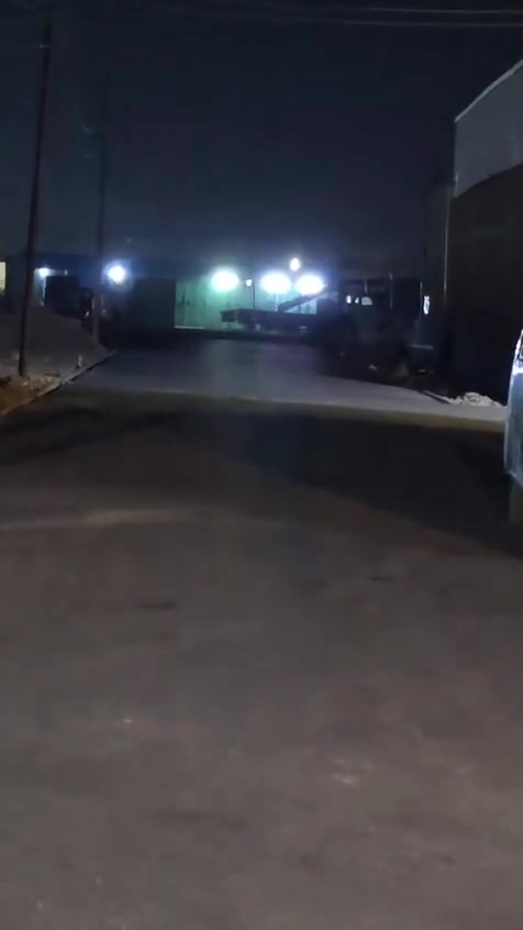 سلام عليكم بيت للبيع ٢٤٠ متر جاهز جيب قراضك وكعد ع سياحي مقابل أسواق الكفيل صاير ع شارع رئيسي طابقين ٤ قرف نوم  كلهن القرف ٤×٥  وصاله واستقبال ومطبخ ٣ قرف جوه وحده فوك سويت حمام ومطبخ ثاني بيت عن شارع العام السياحي كافه الخدمات كهرباء متطفه خطين ماي ٣ صوندات بدون ماطور شراي بي خير وتدلل وعندي هيكل ١٤٠ متر بنا طابوك درجه أوله يصير ٥ بيت عن هاذ البيت تصوير بليل ميبين نوع العقار طابو سند ٢٥ ***********
