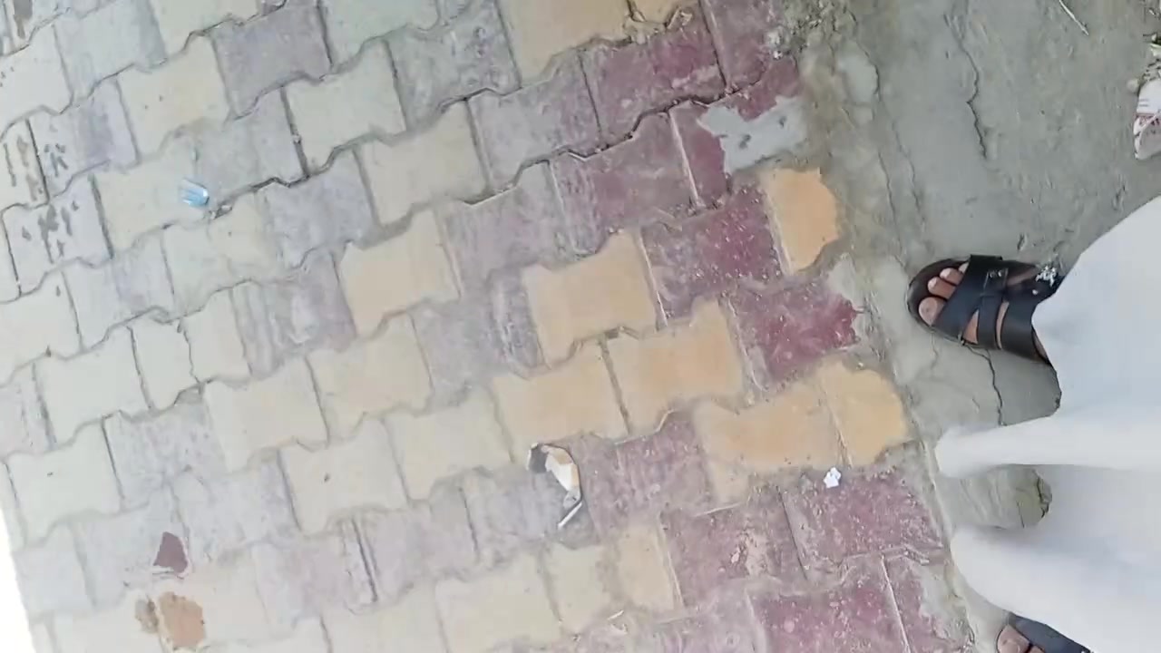 هيكل للبيع مساحته 140 بنيان طابوك رفت 3بيت عن الشارع أول ما تنزل السده عله ايدك اليمنه 3فرع 
بيت كامل خامس باب بيت كامل جاهز عله ستقبال مطبخ صاله حمام غرفتين كراج وصحيات على الخاص واتساب ***********
