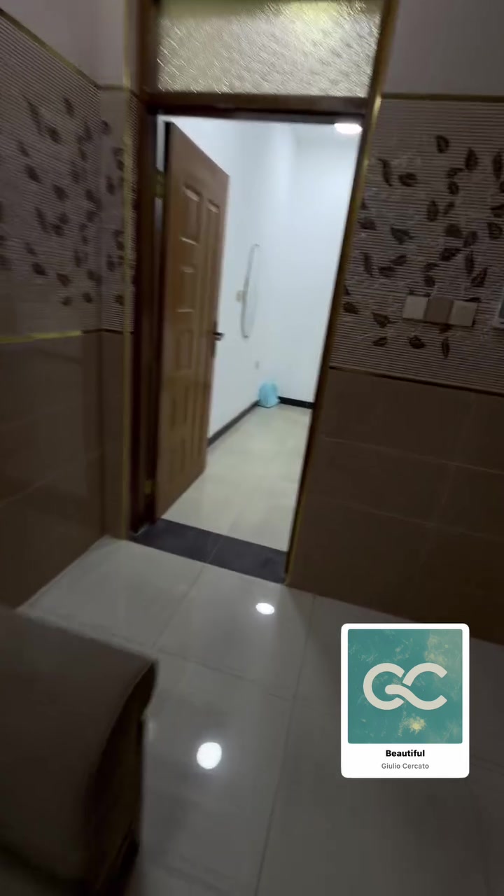 اثاث عيادة تجميل للبيع تتكون: 
سديه 
ميز 2 و كراسي2 و ستول ١
٢ سبالت 
ثلاجة 
تخم لاستقبال المراجعين
مرايا 
سرنجات و نيدلات و گلوفز 
ترولي 
_

 بغداد / حي الجهاد مقابيل شقق حي صدام
لتفاصيل اكثر 
***********
