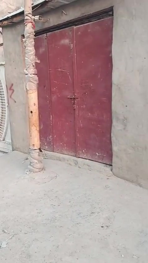 السلام عليكم بيت مساحه 200م +محل ضمن البيت تجاوز بغداد الشعب شارع أربعين يحتوي استغبال ومطبخ وغرفه السعر 33 للاستفسار ***********
