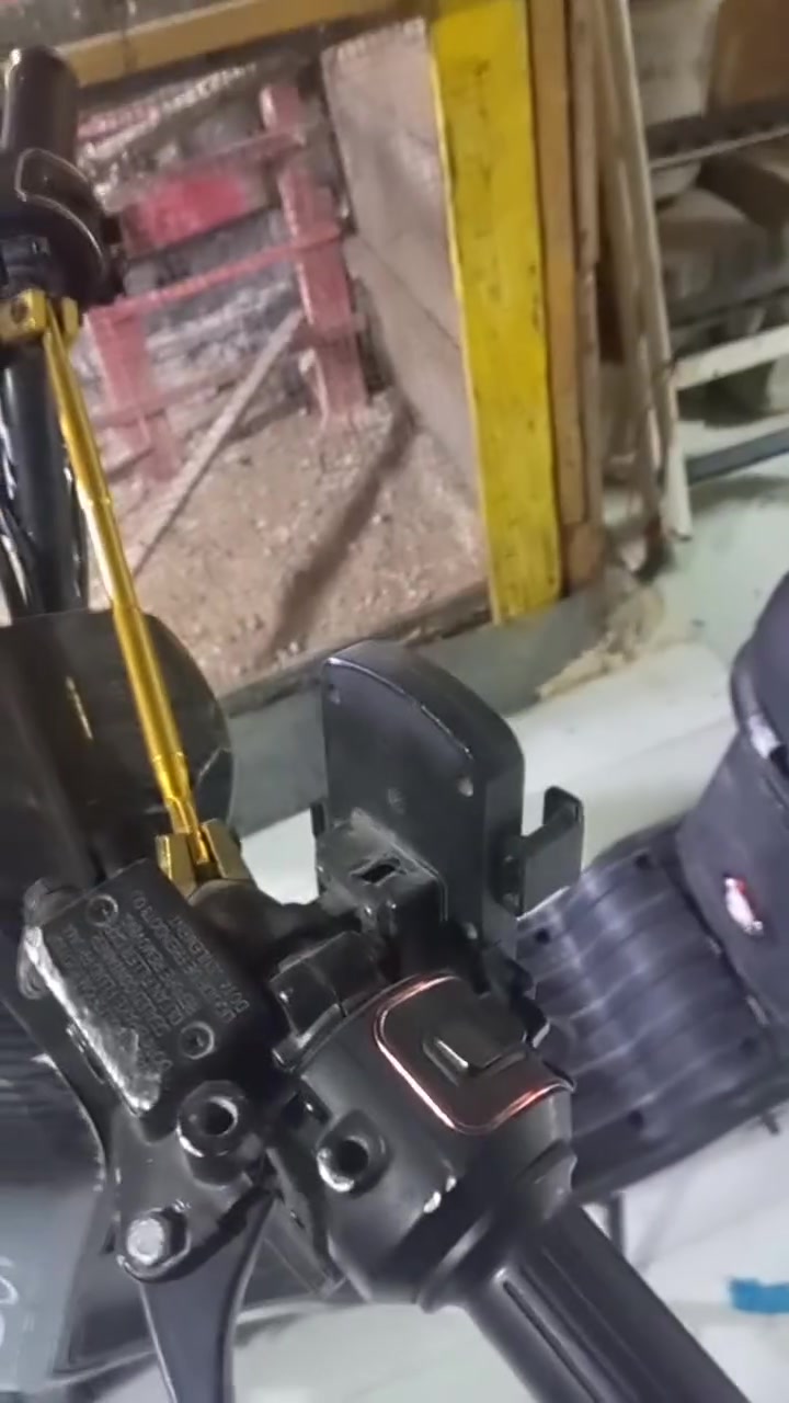 دراجه جديد رايده ب 160الف بطاريتين متفوخات الشاشه تشتغل والاشاير وتمشي قليل جداا مكانيقرب تقاطع الكزيزة واتساب ***********
