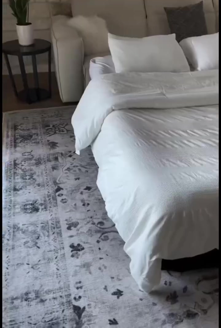 دۆشەکی هەوای  هەموو زانیاریە کانی دانراوە یەک نەفەریە  دەتوانی لە ماڵا دای نێیتوو بۆ گەشتیش بەکار یەت.  ***********
 نامە بۆ وەتس ئەپ بنیڕن.!

نص مكتوب في الصور:
- One Person Single Sleeper Large Bed Small Storage 191cm / 75.1" 46cm / 18.1" 100cm / 39.8" High Strength Pvc Waterproof Finish 180 KG Weight Capacity Deflate & Compress To 40 X 30 X 20 cm