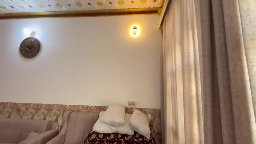 للبيع فقط
المساحه 125 متر 
الطابق الأول يحتوي على
غرفه
صاله 
استقبال 
مطبخ حار وبارد
الطابق الثاني يحتوي على غرفه واحده فقط
والباقي هيكل جاهز للبناء
البيت فارغ محد ساكن بي 
البيت جاهز للسكن

الموقع/ الحي العسكري قرب السكلات وخلف المستوصف النموذجي ومدرسة الكميت

 ***********  
 غير متواجد ع الفيس نهائياً
