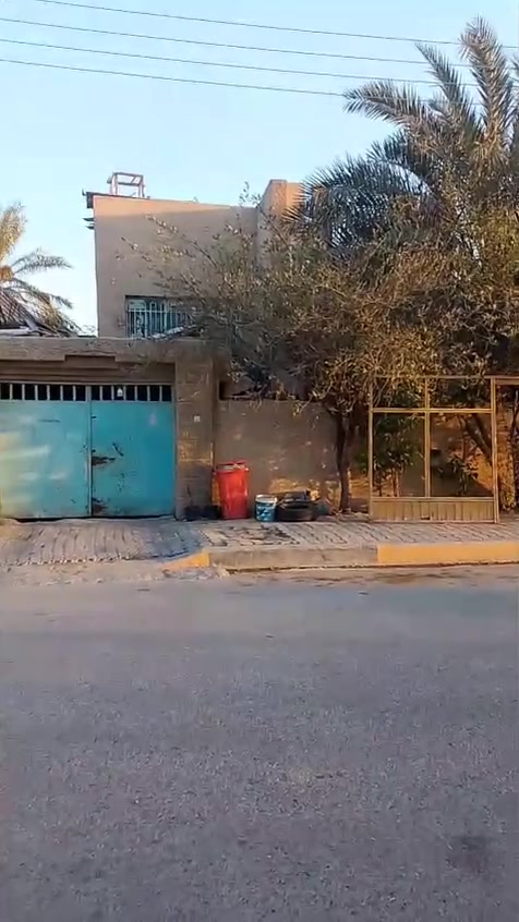 دار للبيع  التحرير خلف جامع أمام المتقين  قرب بيت كمبش مساحته 200 متر ع شارع 20 منطقه مخدومه بالكامل***********
