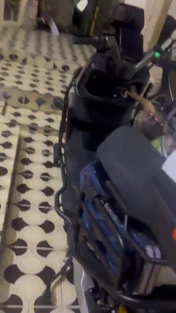سلام عليكم دراجة شحن للبيع استعمال قليل الاستفسار اتصل ***********
