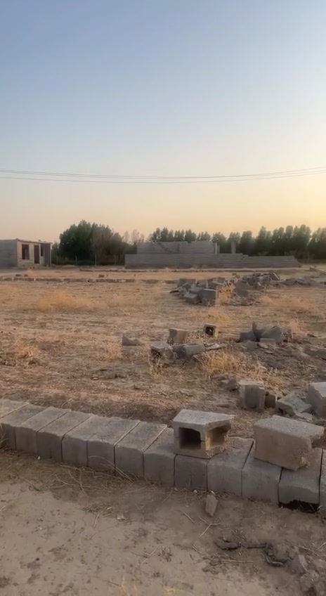 🏡 قطعة أرض للبيع – العلم / حي الجامعة
📍 الموقع: العلم – حي الجامعة
📐 المساحة: 500 متر مربع

قطعة أرض مميزة جداً ضمن مخطط سكني مرتب،المنطقة ممتساوية وعدلة، والمخطط محاط بالبلوك من جميع الجهات.

✅ تبعد عن الشارع المبلط حوالي 100 متر فقط
💧 واصل إليها الماء
⚡ واصل إليها الكهرباء
🏘️ منطقة سكنية وهادئة
📍 خدمات ومرافق قريبة من الموقع
📐 مساحة 500 متر مناسبة لبناء بيت واسع ومريح

موقع مرتب، مساحة ممتازة، وخدمات متوفرة — فرصة مناسبة للسكن والاستثمار. ***********
