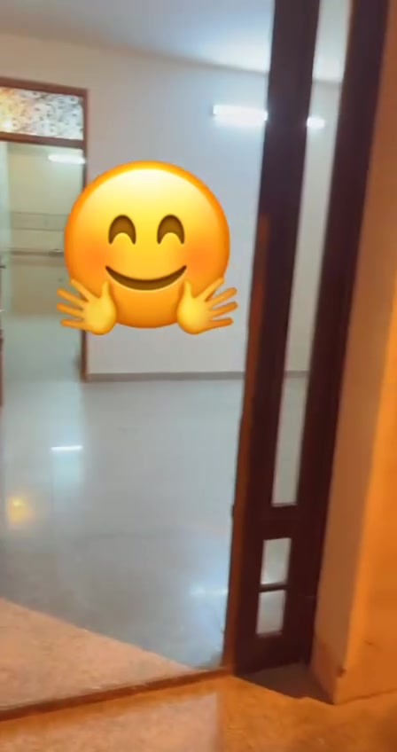 بيت في حي الاطباء للايجار مساحة ٥٠ متر ثلاث طوابق يحتوي الطابق الاول على صاله ومطبخ وخدمات والطابق الثاني غرفتين نوم والطابق الثالث غرفه 
للاتصال ***********

نص مكتوب في الصور:
- للايجار