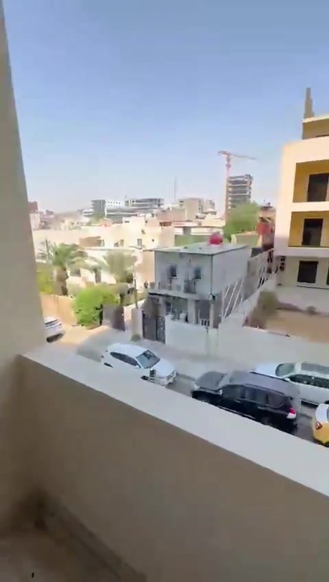 السلام عليكم 
شقه في العرصات  لايجار مووثه طابق اول ( اثاث ديلوكس) تتكون من ٢ نوم وصاله وخدمات شارع باباروتي 
مكتب القطان ***********
