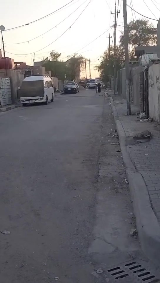 بيت البيع حي النصر الثنيه مسحته ميه وعشرين تقريب بيه غرفه وصله ومطبخ مطبك كاشي وبيض جديد الفرع تبليط مجراري مي كهرباء ريده بعشرين سكف سنويج يبعد عن الشرع تلثميت متر *********** سعره بعشرين مليون
