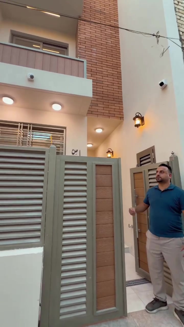 للبيع: بيت بناء حديث في بغداد - الدورة (حي الميكانيك)
فرصة ممتازة للسكن أو الاستثمار بموقع خدمي ومواصفات كاملة!
تفاصيل العقار:
 * المساحة: 93 متر مربع
 * الواجهة: 5.25 متر
 * نوع الملكية: طابو ملك صرف
 * حالة البناء: بناء حديث وجاهز للسكن
 * الموقع: بغداد - الدورة / حي الميكانيك
 * السعر: 255 مليون دينار عراقي (قابل للتفاوض)
للمعاينة والاستفسار:
مكتب ظلال الرافدين للوساطة العقارية
📞 رقم الاتصال: ***********
