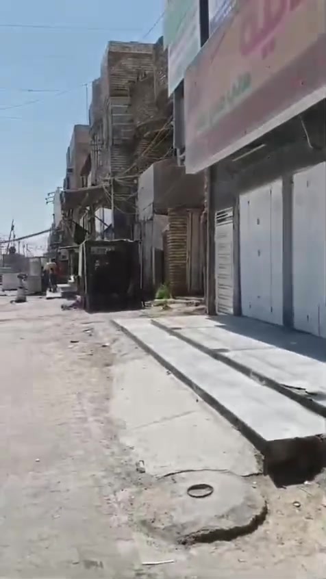 نصف قطعة للبيع شرك 74متر طابق ونصف حمام داخلي واخارجي ومطبخ حار وبارد وغرفة الطابق الثاني يحوي غرفة وحمام وسطح المكان اول نصف قطعه بل فرع ع الشارع كلشي قريب عليك حلاق اسواق فرن صيدلية السوك اول نص قطعة المكان مدينةالصدر قطاع 73 مقابل قطاع72 مطعم قرمشة بباي سعر 110 مليون وبيها مجال بيع مستعجل ***********