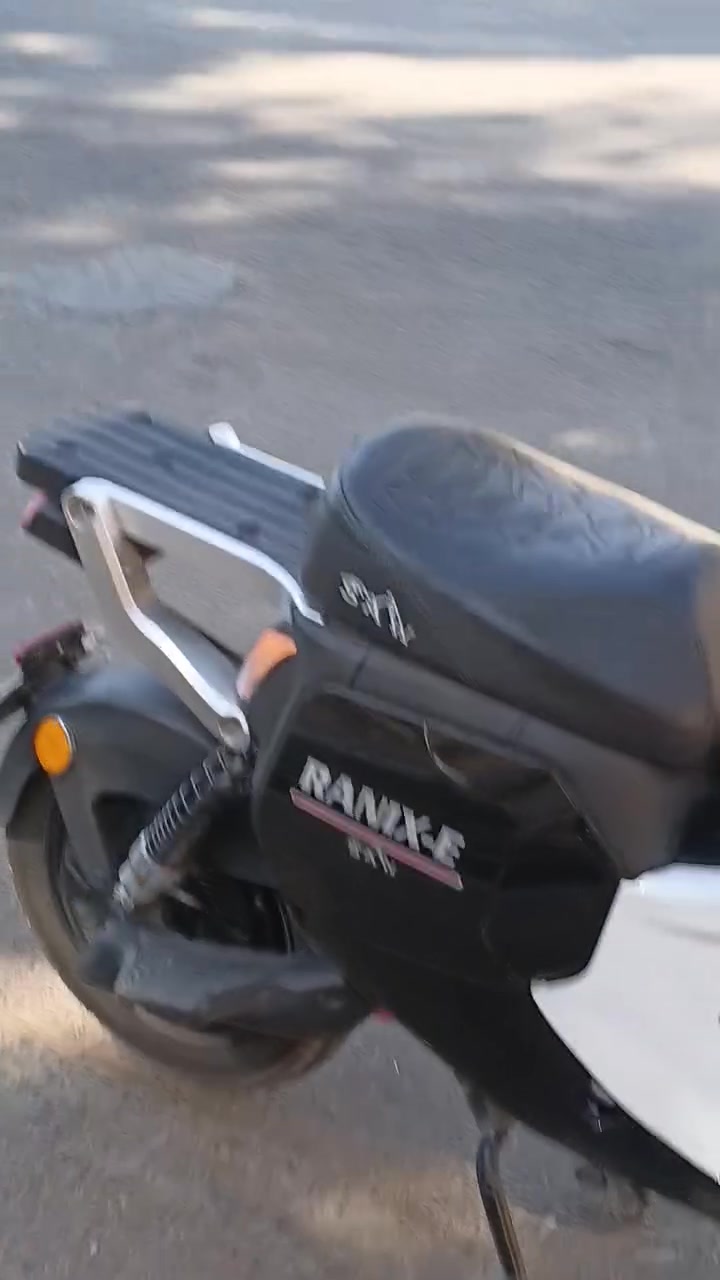 للبيع للبيع للبيع 
النزاكة والقوة SAW رينكس 
سعة الملف 2000 w 💪
نوع البطاريات كرافين عدد 6 تمشيك فوك ال 50 كيلو  حقيقي
تشغيل عن بعد تحكم سرعة ثلاث نمر بالاضافة الى رجوع للخلف 
دراجة حجم كبير تايرات عالية .
السعر 650 
مكاني بغداد ***********
