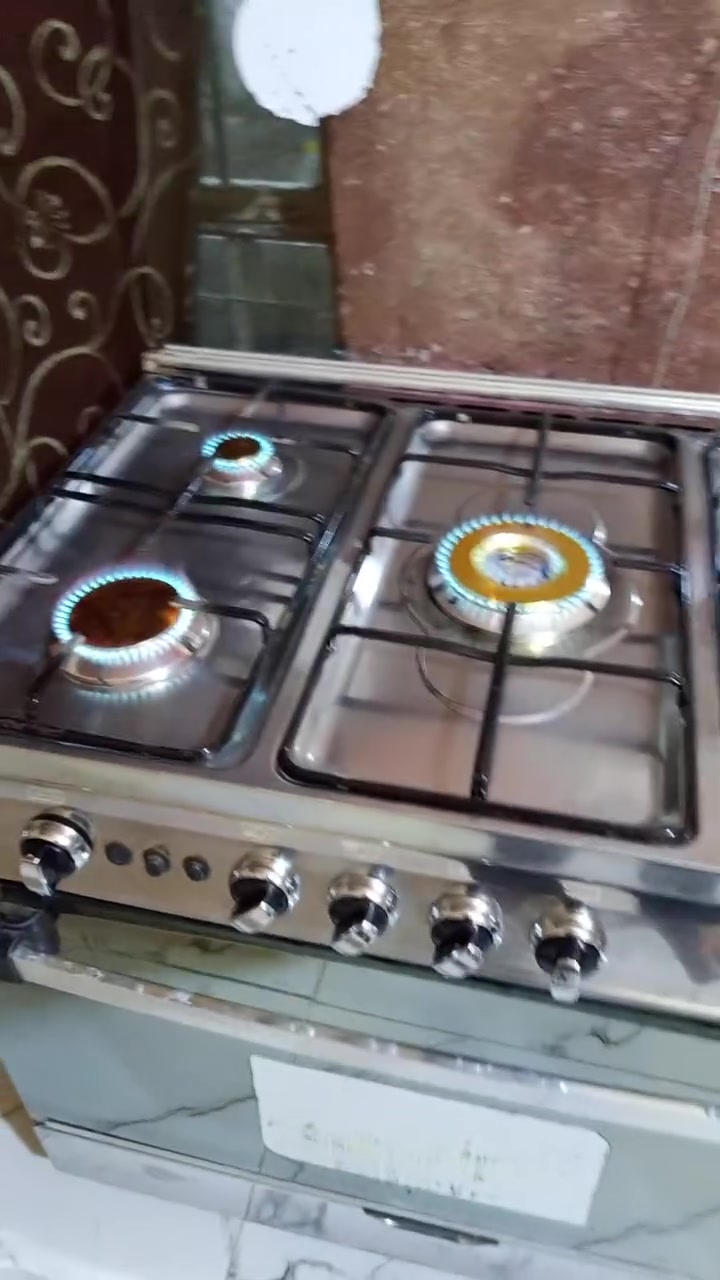 سلام عليكم طباخ فريش مصري نضام بوري نضيف نار زركه وعاليه شرط الفحص كله شغال افران فوك وجوه شغال سعره 180 وبيه مجال قليل مكاني ناصريه مركز ***********
