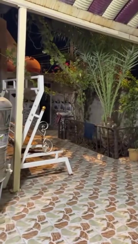 🏠 بيت حديث للبيع – موقع مميز وفرصة لا تُفوّض! 🏠
فرصة استثمارية وسكنية رائعة لامتلاك منزل بطابقين وتصميم حديث، في موقع استراتيجي وخدمي مميز جداً.
تفاصيل العقار:
 البناء: طابقين - بناء حديث
 الأبعاد: الواجهة 12.50 متر × النزال 20 متر
 الشارع: شارع حولي عريض بعرض 15 متر
 الموقع: المزرعة الحولي – يبعد 40 متراً فقط عن الشارع العام (بغداد - كوت)
 الملكية: تحويل مباشر باسم المشتري
ميزة إضافية حصرية:
توجد حديقة واسعة مقابل البيت مباشرة بمساحة 300 متر مربع، مخصصة للمناسبات والجلسات العائلية.
للتواصل والاستفسار:
📞 يرجى الاتصال على الرقم: ***********
