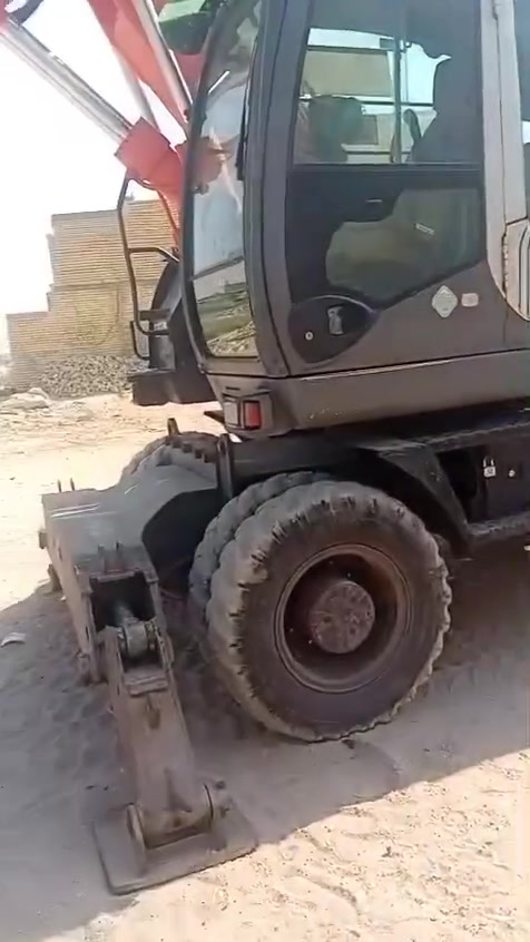 بسم الله الرحمن الرحيم حفارة هيتاشي للبيع موديل ٢٠٠٩بسمي جاهزة للعمل الأستفسار الأتصال على هاذ الرقم ***********
