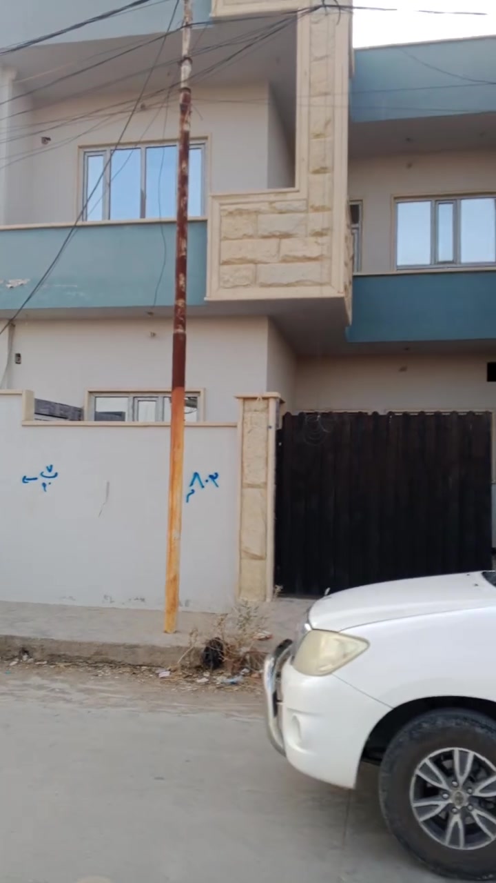 السلام عليكم دار للبيع حي الملايين الثانية قرب جامع لله مافي السموات والأرض على الشارع الرئيسي مساحه 160طابق ونص نقص سقف ثانوي وكهرباء مرحلة ثانية 5 غرف نوم ومشتملات داخل وخارج ومطبخ واستقبال وكراج وهول وسط ومناور وبي وصل بلدية الاتصال على الرقم ***********
