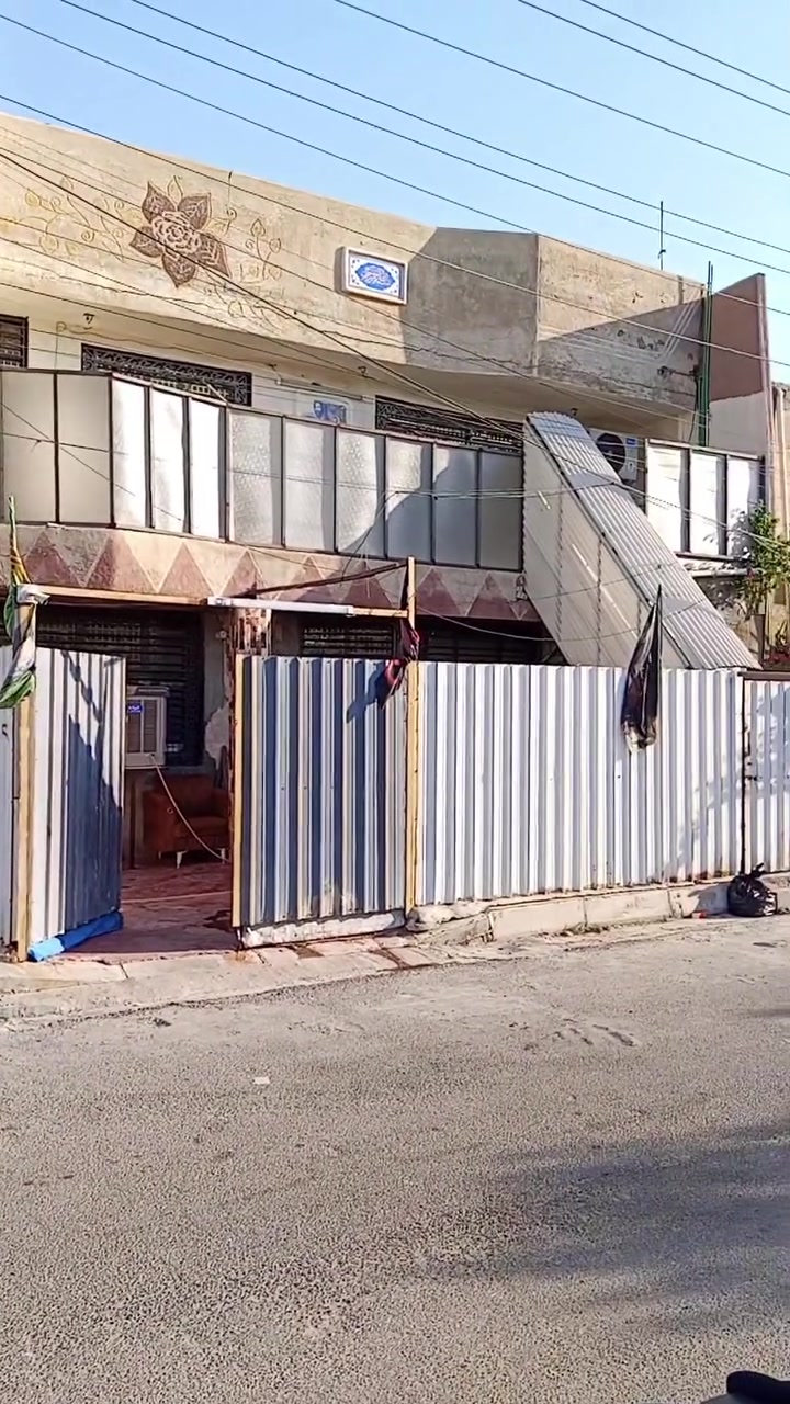 دار للبيع - فرصة مميزة جداً في الحسينية

📍 الموقع: الحسينة الـ 5000 - خلف بدالة الاتصالات - مقابل مركز شرطة العدالة - موقع مميز جداً

📐 المساحة: 100 متر ركن - مربع 10 × 10

🏠 التفاصيل:
الطابق الأول: استقبال + مطبخ + غرفة نوم + صحيات
الطابق الثاني: غرفتين نوم بنظام سويت + معزول عزل كامل

✨ المميزات: البيت نظيف جداً وجاهز للسكن كما موضح بالفيديو، بناء مرتب، موقع ركن ومربع.

💰 السعر: 115 مليون - قابل للتفاوض البسيط

📞 للاستفسار والتواصل:
أبو كرار الحميداوي - ***********
