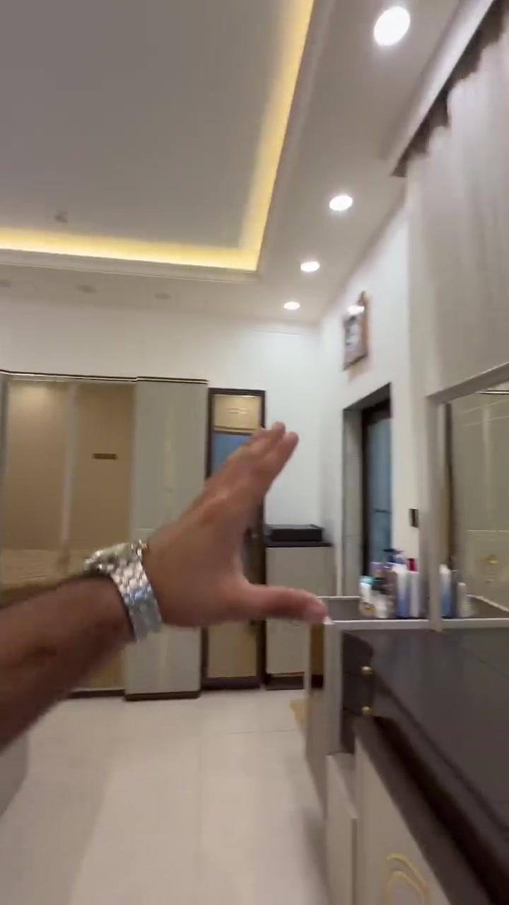 سلام عليكم للبيع فقط
عقار العنوان الدورة البعيثة مجمع الحليم 
سند 25 واقرار محكمة وتنازل بشركة 
مساحة العقار 140 متر واجهة 7/ نزال 20
طابقين ونص 
على شارع 12 على الشارع العام 
الكهربائيات بوري دفن 
منضومة طاقة شمسة مع الالواح 
اربع غرف نضام سويتات 
الارضية البيت بلكامل لوح مات متر بمتر 
اخوان باقي التفاصيل هواية للاختصار اتصل عرقم وتدلل سعر البيت 310 مليون وبي مجال للراغب بلشراء 
للاستفسار اتصل وتدلل 
***********
