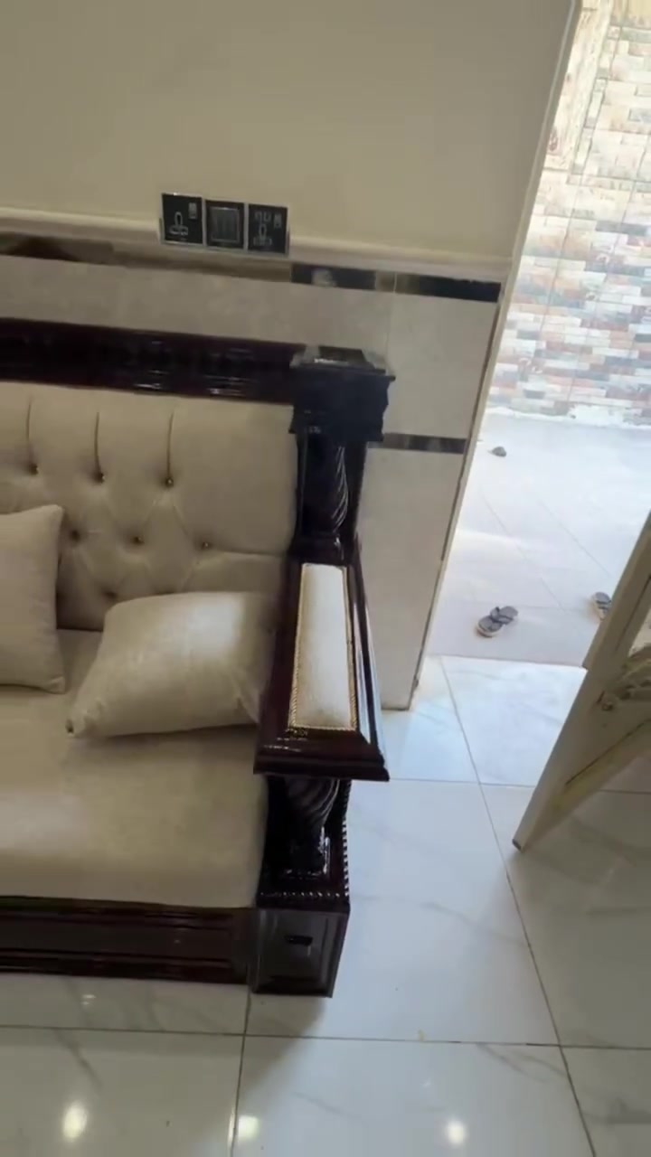 المساحة الصغيرة مو عائق للتصميم ✨

استثمرنا كل سنتمتر، وصمّمنا ديوان للضيوف وديوان للبيت، كل واحد بموديل مختلف وتفاصيل مصنوعة حسب ذوق الزبون.

من الخشب والقماش إلى أدق الزخارف… النتيجة راحة وفخامة 
نجاره علي كاضم بابل الحمزه الغربي 
واتساب ***********
