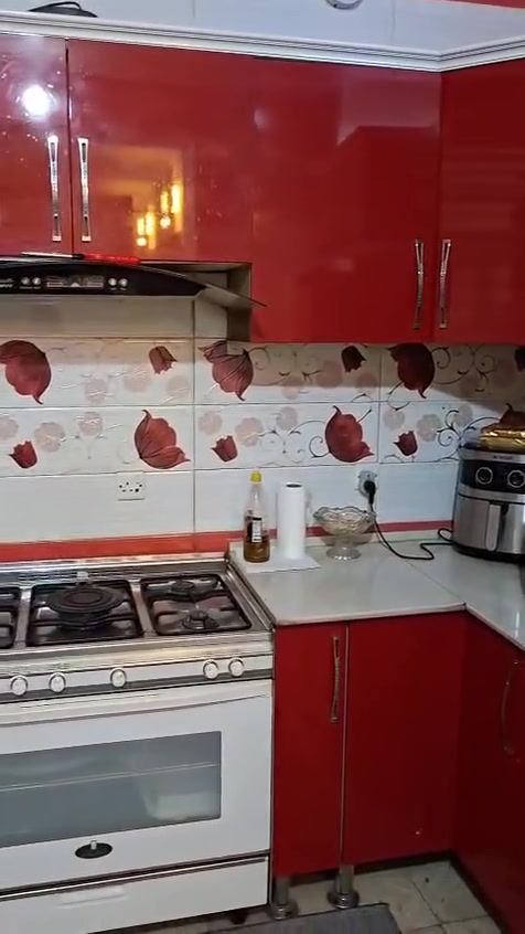 كاونتر تركي نظيف سطح مرمر وسنك المنيوم حوضين مع مرشحة طباخ وسلة منظفات 
خشب الابواب hdf والداخل mdf  
علما الثلاجة والطباخ ليسو للبيع 
السعر 500 الف دينار
العنوان بغداد حي القادسية
 للتواصل ارسال خاص او الاتصال ***********
