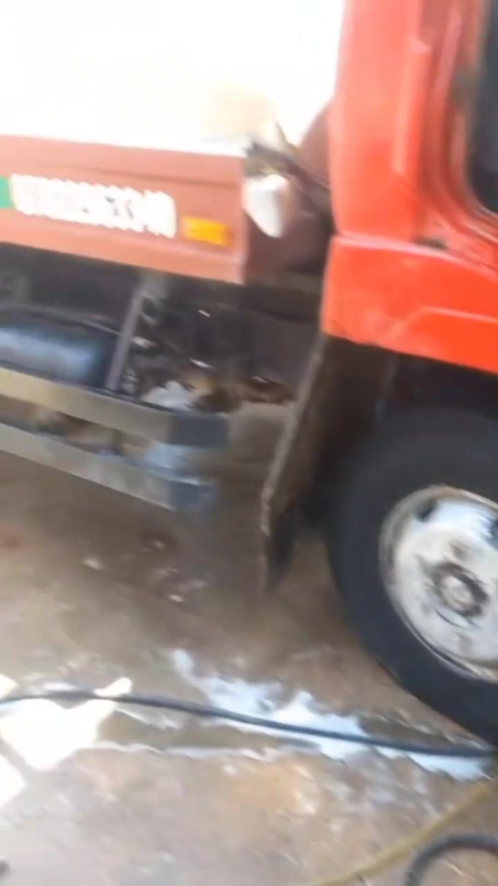 السلام عليكم من رخصت مدير الكروب 
تنكر هينو طيره حجم 60 
8طن مشروع وطني 
رقم ذي قار الماني 
جاهز من كلشي 
رقم ***********
العنوان البصره أبو خصيب
