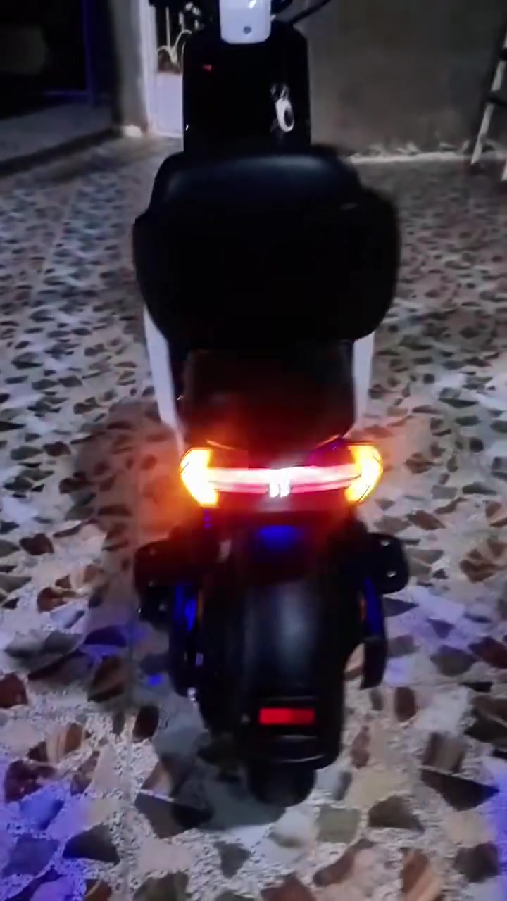 سلام عليكم 👋 
دراجه شحن R9 للبيع دراجه نضام R  وكلشي شغال يجي وياه مفتاحين وبصمتين نضيفه واخت الجديده مثل ما تشوفه كدامك (السعر 470) وبيه مجال للشراي مكاني ناصريه مركز ناحيه الزديناويه (***********)
