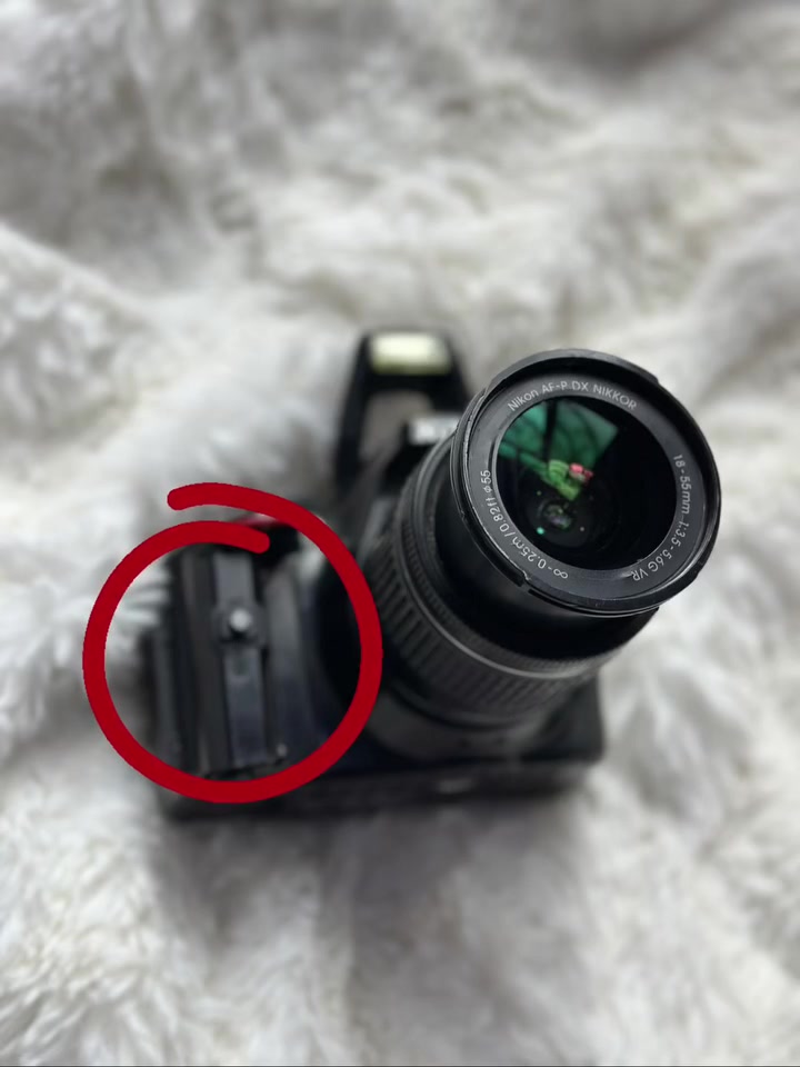 كاميرا Nikon D5300 بحالة ممتازة، مناسبة للمبتدئين والمحترفين للتصوير الفوتوغرافي والفيديو.

* دقة عالية 24 ميگابكسل تعطي صور واضحة جداً
* تصوير فيديو Full HD 1080p بجودة احترافية
* شاشة متحركة (قابلة للدوران) تسهّل التصوير من كل الزوايا
* تركيز تلقائي قوي 39 نقطة فوكس
* تصوير مستمر سريع
* تدعم Wi-Fi لنقل الصور مباشرة للموبايل
* بطارية تدوم لفترة جيدة

العدسة 18-55 mm

مهم جداً
(((
نقص فقط القطعة المؤشر عليها بالصورة ، ما تأثر بالتصوير نهائياً والكيبل ايضا تستبدله بالنقل عن طريق الوايفاي
يجي وياها بيت رام و رام للتصوير 
جنطة للكاميرا ايضاً
و الشاحنة الخاصة بيها

السعر 250 فقط
ومتوفر توصيل لجميع المحافظات 
))))

الكاميرا خفيفة وسهلة الاستخدام، مناسبة للتصوير اليومي، السفر، وصناعة المحتوى

صورة الساعة الاخيرة مصورة بالكاميرا نفسها لضمان جودة التصوير  

للشراء تواصل واتس 
***********
