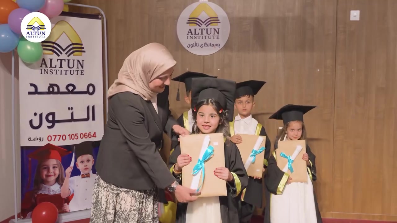 * “نحنُ صغار، لكن أحلامنا كبيرة” 🌟
* “من اللعب والضحك بدأنا نتعلّم” 🧸
* “يوم تخرّجنا هو فرحة أهلنا” ❤️
* “كل نهاية هي بداية أجمل” 🎓
* “بالابتسامة والأمل بدأنا أولى خطوات المستقبل” 🌈
* “نحن أطفال اليوم وأمل الغد” ✨
* “عامٌ مليء بالتعلّم والذكريات الجميلة” 📚
* “روضتنا أجمل ذكريات طفولتنا” 🌸
* “اليوم يلمع الصغار فرحًا” 💫
* “ضحكة الأطفال أجمل صورة للحياة” �
لتسجيل  سنة الجديد
***********
كلار حي الموطفين
